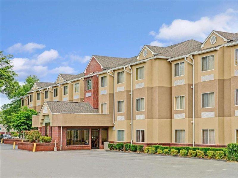 Microtel By Wyndham Norman 2*