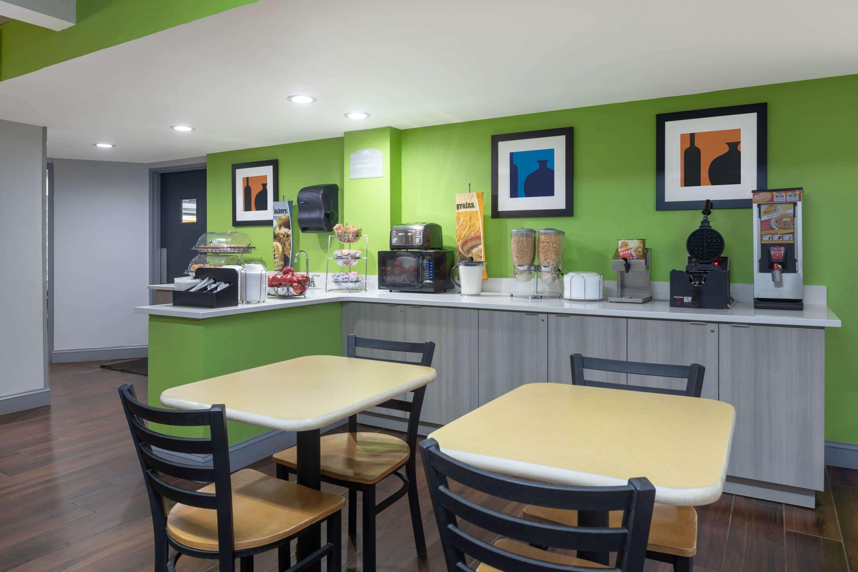 Microtel By Wyndham Norman 2*
