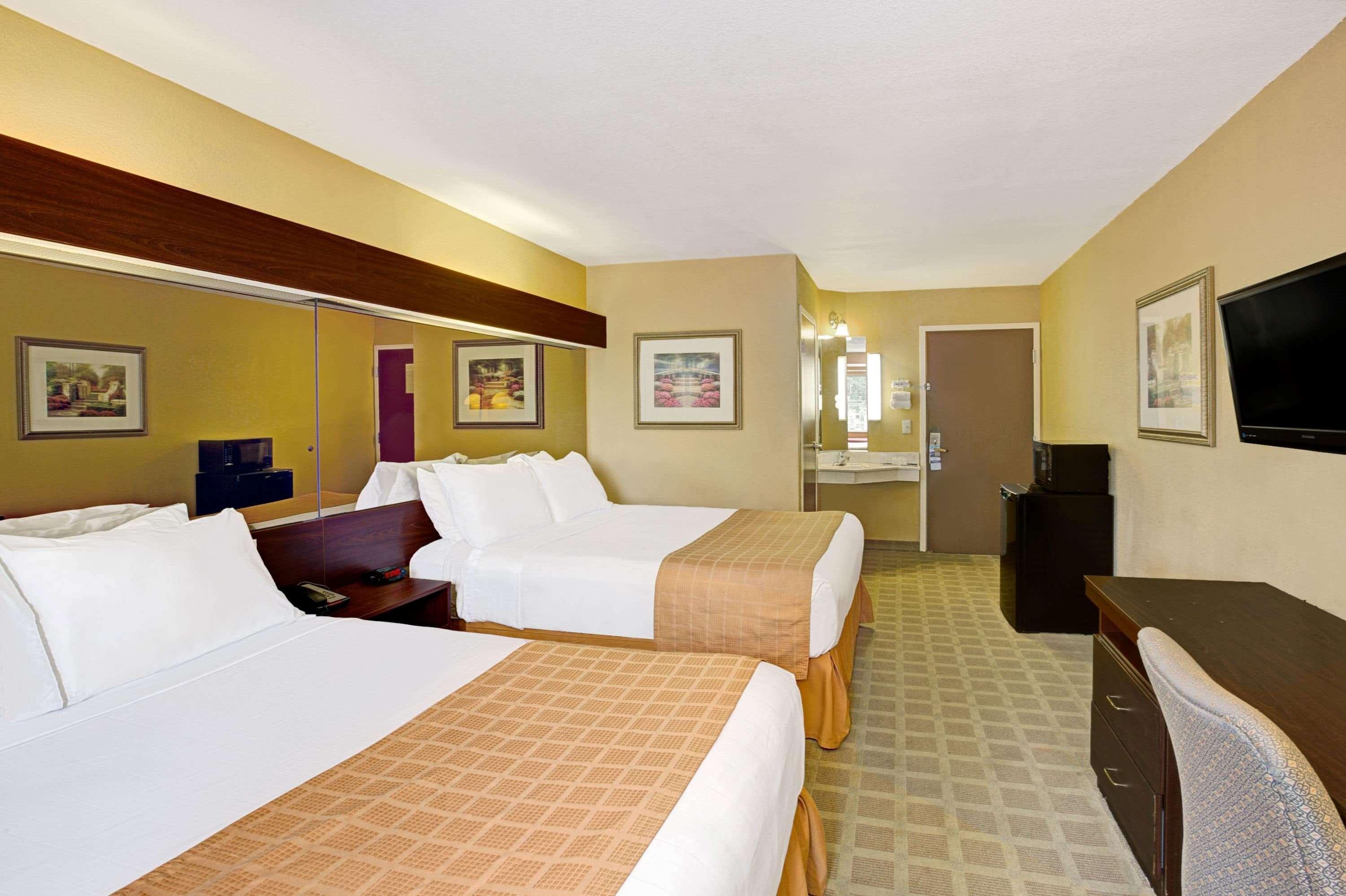 Microtel By Wyndham Norman 2*