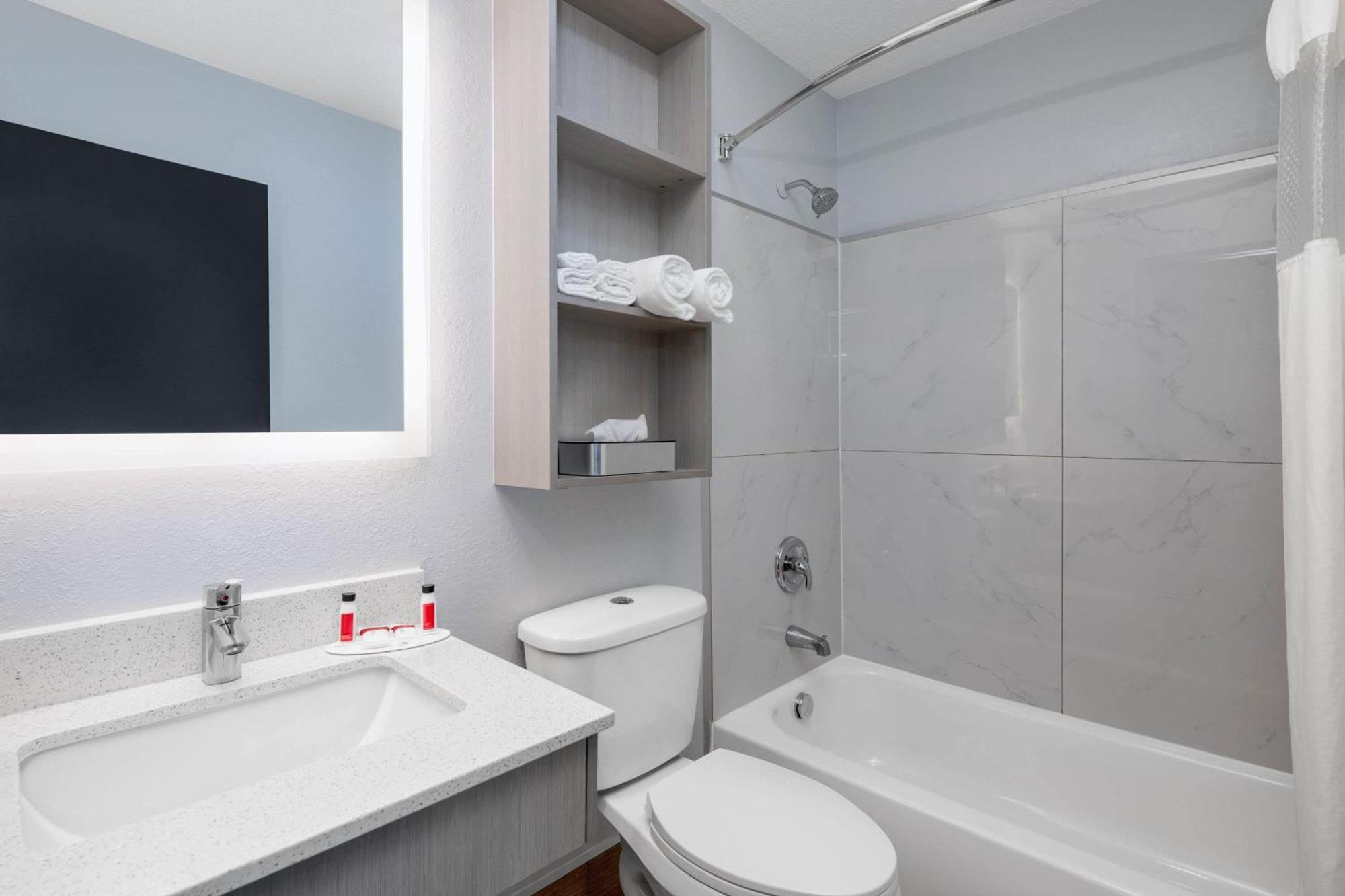 Microtel By Wyndham Norman Hotel 2*